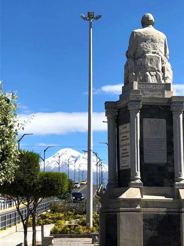 RIOBAMBA ESPECTACULAR desde el monumento a Luis Alberto Costales