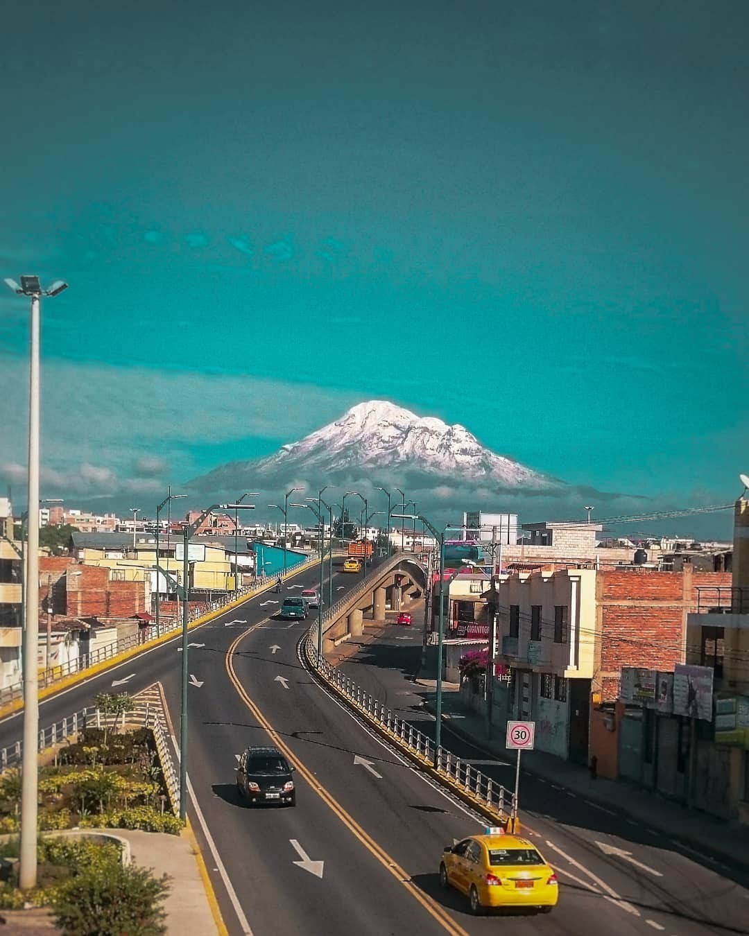 Espectacular toma de Riobamba y el Chimborazo