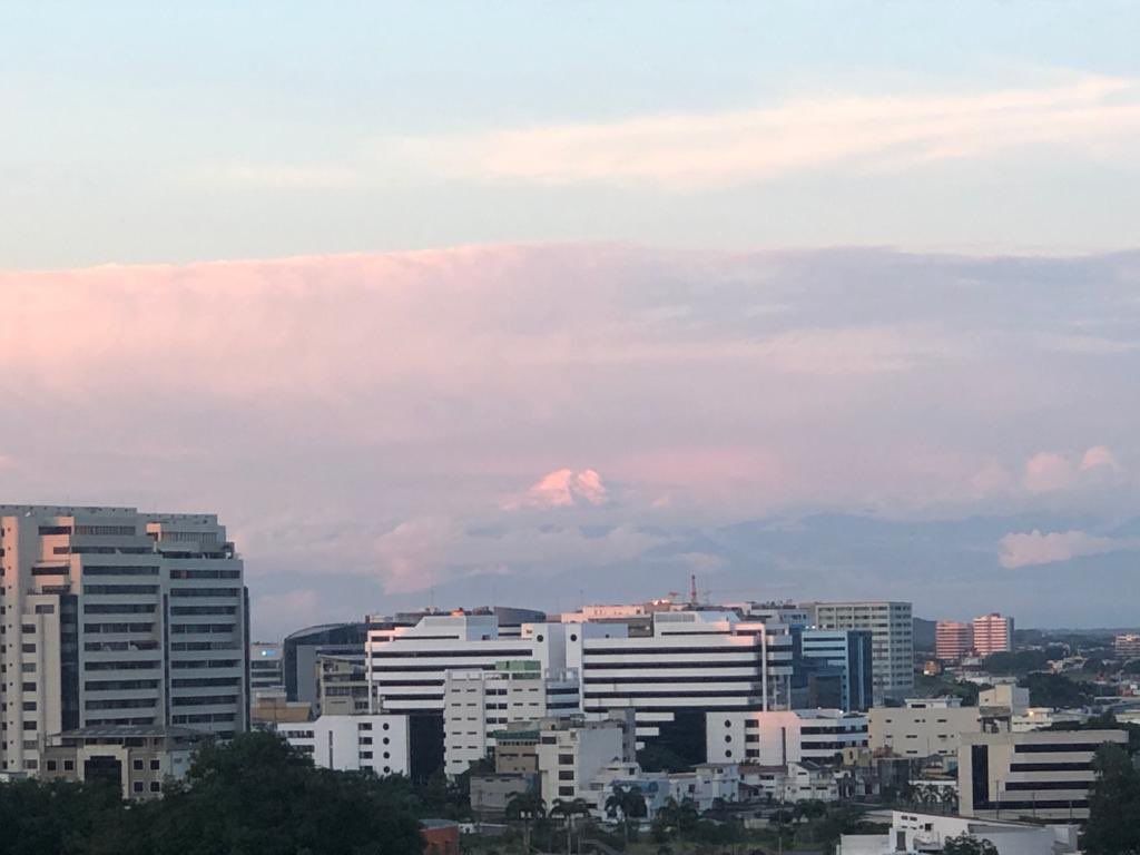Cuando el cielo está despejado, el Chimborazo puede ser visto a 142 km de distancia en la ciudad de Guayaquil.