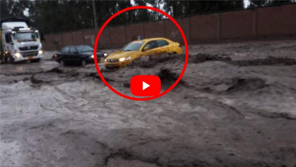 VIDEOS: Lluvia Arrastra Carros en Riobamba