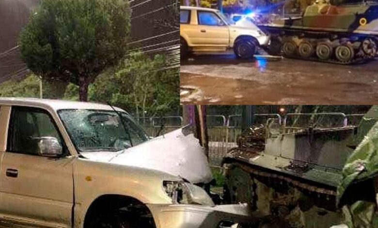 Carro se chocó contra un tanque de guerra en Riobamba
