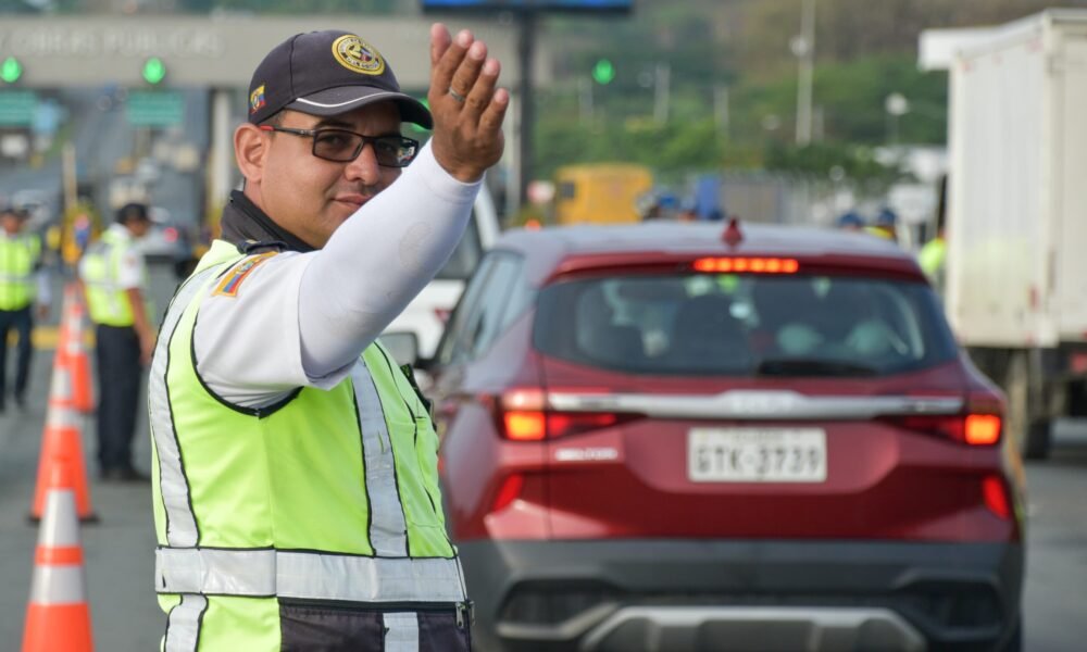 Policía Nacional asumiría control vial en carreteras de Ecuador ...