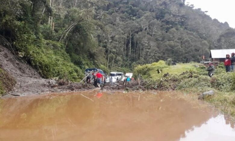 La vía Macas-Riobamba está cerrada por un deslizamiento