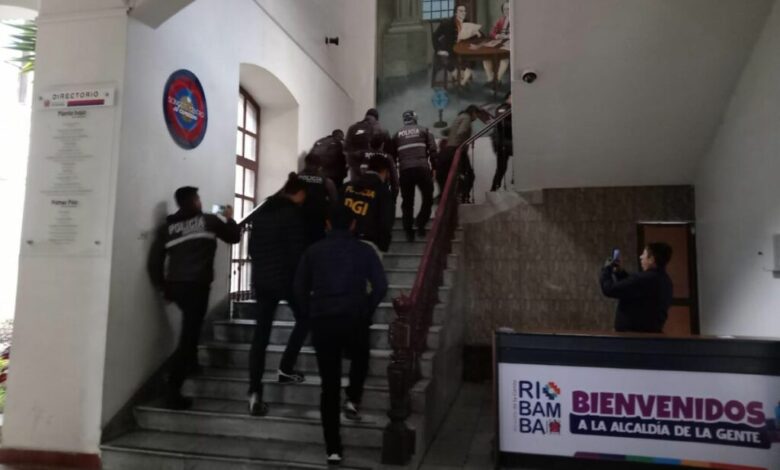 Cuatro concejales, detenidos en operativo en el Municipio de ...