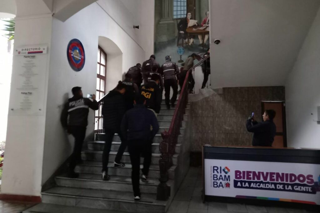 Cuatro concejales, detenidos en operativo en el Municipio de ...