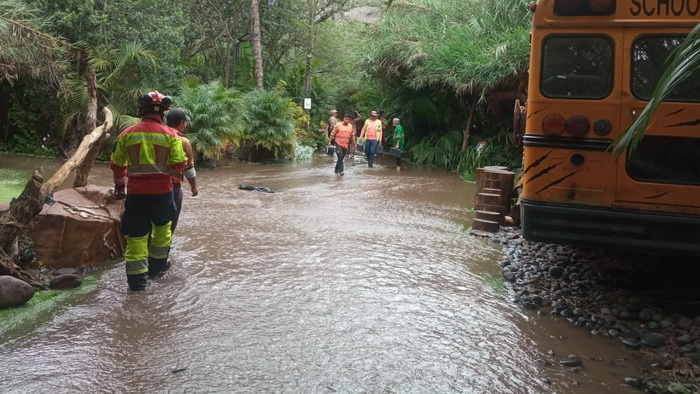 Bomberos Quito despliega contingente por desbordamiento del río ...