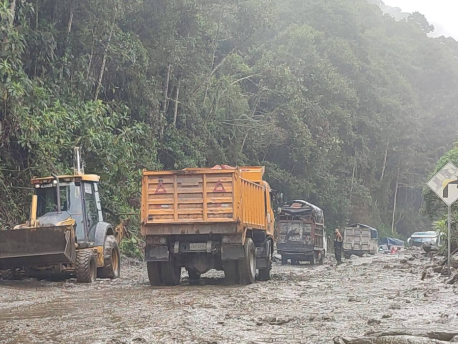 Vía Riobamba-Macas parcialmente habilitada tras deslizamientos