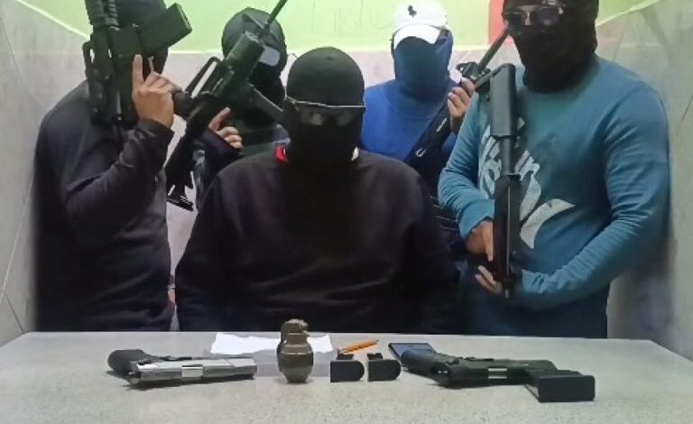Delincuentes armados y encapuchados amenazan a un oficial de la ...
