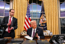 Trump firma duras órdenes ejecutivas de inmigración en su primer ...