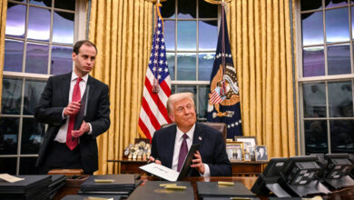 Trump firma duras órdenes ejecutivas de inmigración en su primer ...