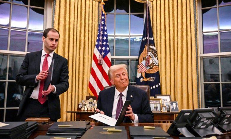 Trump firma duras órdenes ejecutivas de inmigración en su primer ...