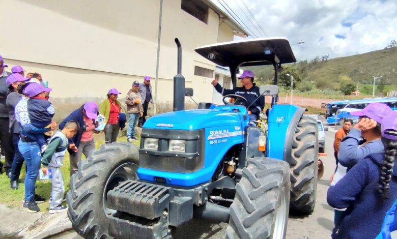 Entregan maquinaria para tecnificar la agricultura local - Ecuador 221