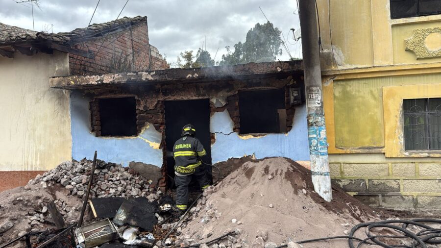 Incendio estructural en San Luis, Riobamba, deja un adulto mayor ...
