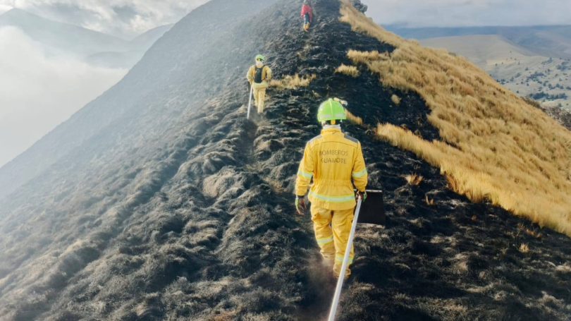Bomberos de Guamote controlan incendio en Yanarumi