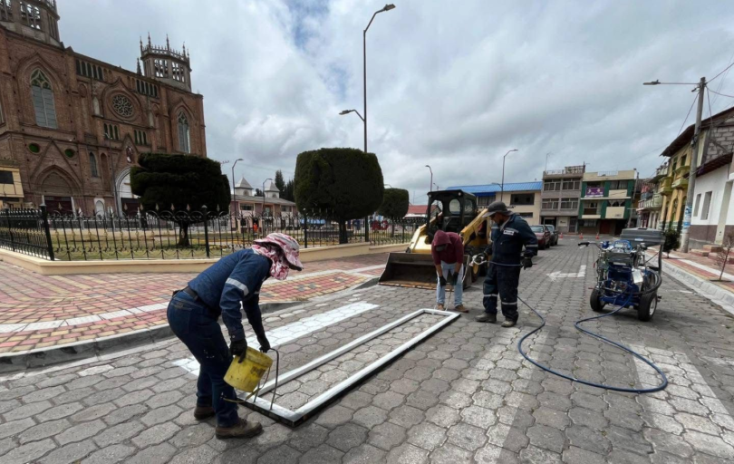 Riobamba impulsa la seguridad vial con señalización horizontal en ...