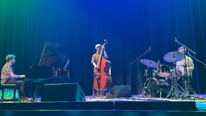 Encuentro Musical: Sinfónica y Ritmos Urbanos en el Teatro de ...