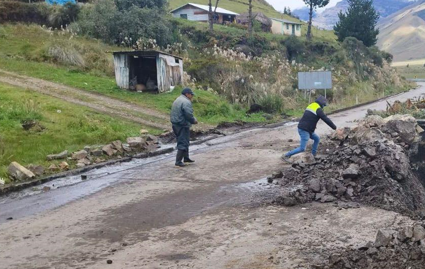 Habilitan paso parcial en la vía Riobamba - Macas tras ...