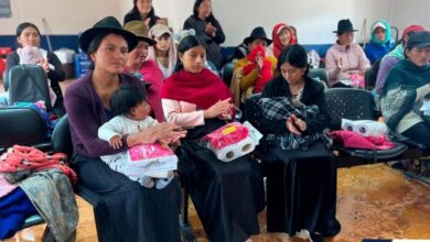 PREFECTURA CAPACITA Y ENTREGA KITS A MUJERES DE CEBADAS