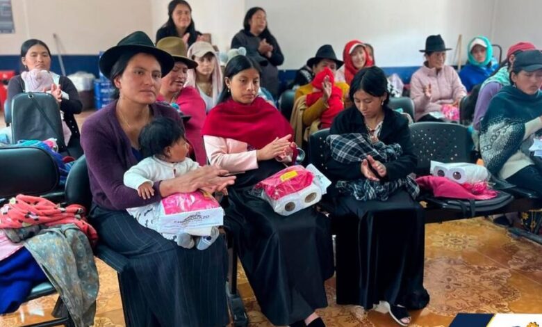 PREFECTURA CAPACITA Y ENTREGA KITS A MUJERES DE CEBADAS