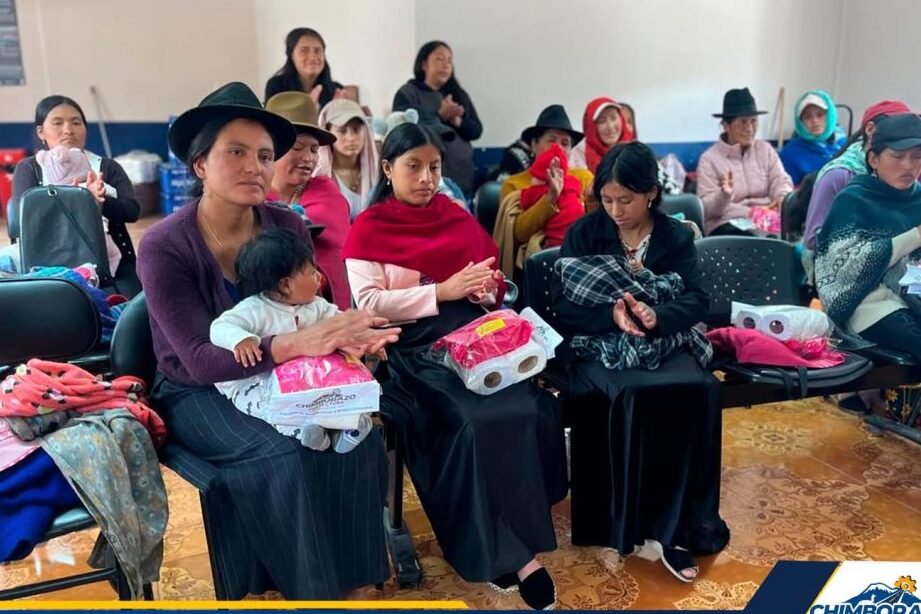 PREFECTURA CAPACITA Y ENTREGA KITS A MUJERES DE CEBADAS