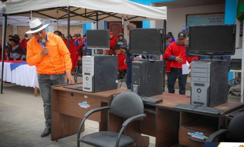PREFECTO DE CHIMBORAZO ENTREGÓ EQUIPOS ...