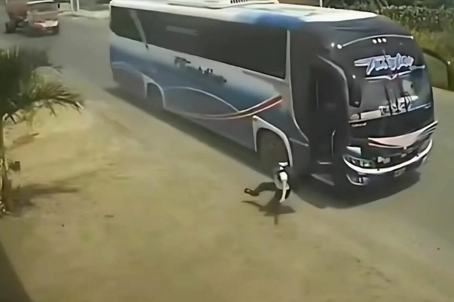 Controlador arriesgó la vida de un niño tras empujarlo de un bus ...
