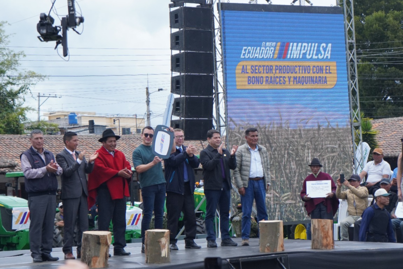 Daniel Noboa entregó recursos al agro en Riobamba