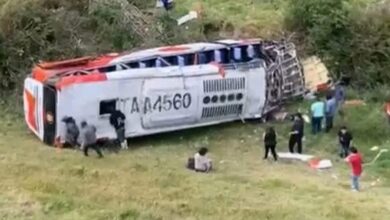 Nueve fallecidos tras caída de un bus a un barranco en Chimborazo
