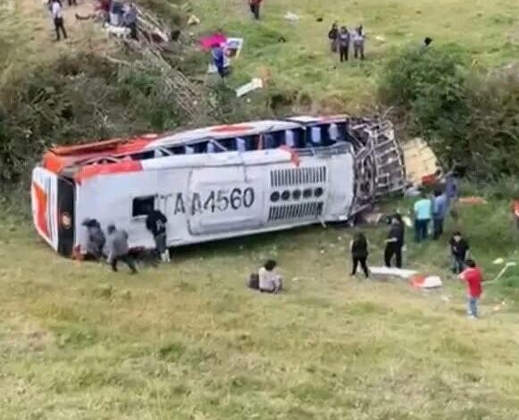 Nueve fallecidos tras caída de un bus a un barranco en Chimborazo