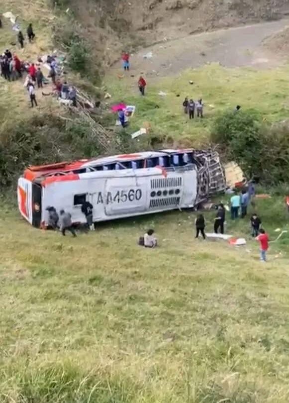 Nueve fallecidos tras caída de un bus a un barranco en Chimborazo