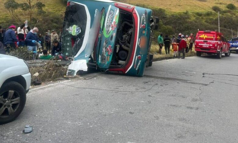 Fatal siniestro de tránsito de un bus con pasajeros en Colta ...