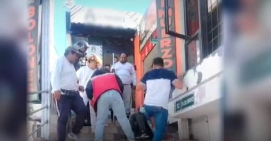 Vecinos linchan a dos acusados de intento de robo en bus - TVC