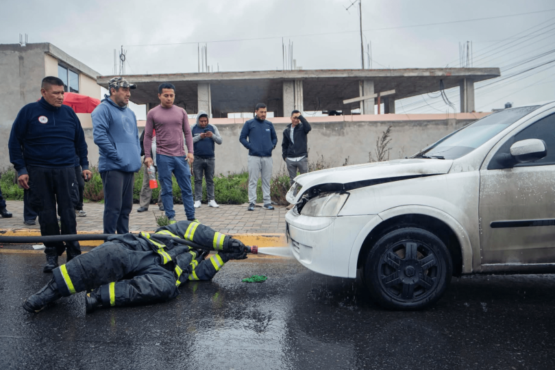 Vehículo incendiado en Riobamba fue controlado