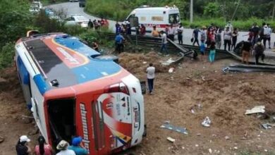 Bus de transporte interprovincial perdió pista y se volcó
