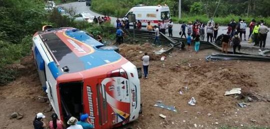 Bus de transporte interprovincial perdió pista y se volcó