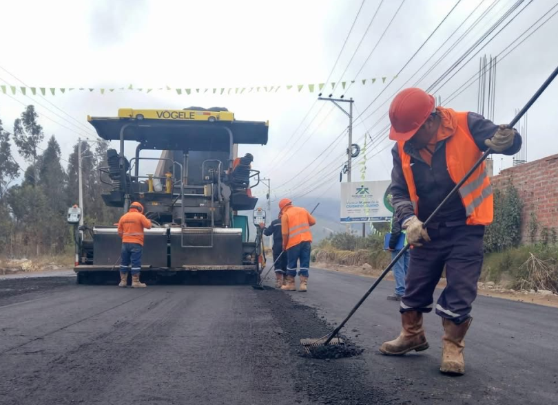 Inicia asfaltado del tramo 1 de la vía Guano–Riobamba