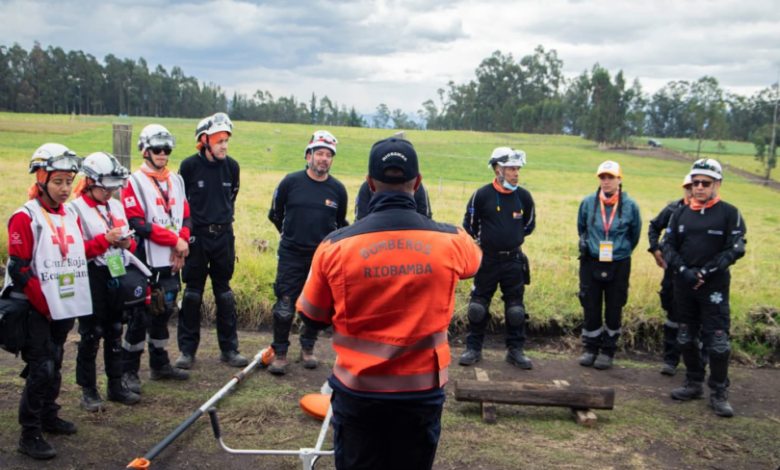 Bomberos de Riobamba entrenan con universitarios en simulacro de ...