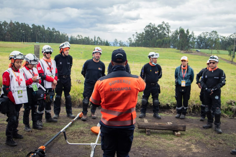 Bomberos de Riobamba entrenan con universitarios en simulacro de ...