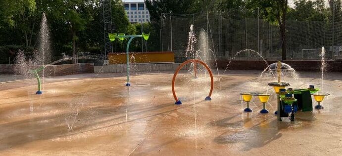 Las piscinas municipales remodeladas se convierten en espacios ...
