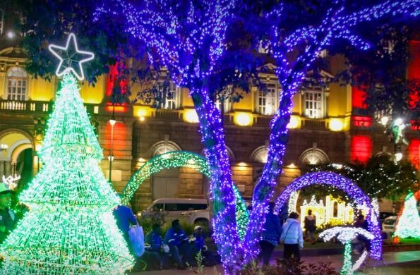 La Navidad se encendió en Riobamba con música y figuras tradicionales