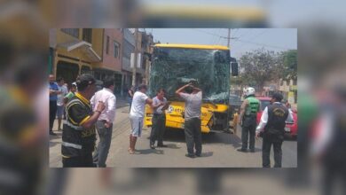 Parada de infarto: un poste de luz golpea un bus lleno de pasajeros en ...