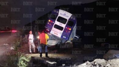 Pierde control de camión y casi cae a barranco en el Camino Real