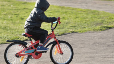 Niño montando en bicicleta chico aprender a montar en - foto de stock ...
